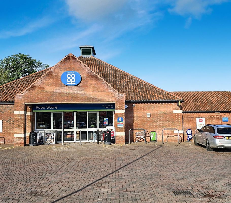shop on a sunny day in long bennington