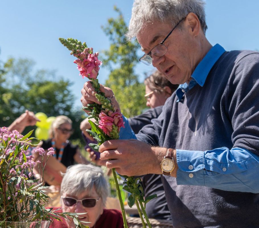 client arranging flowers at picnic