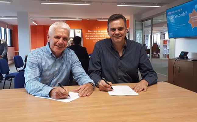 Ken Deary and franchisee signing franchise agreement